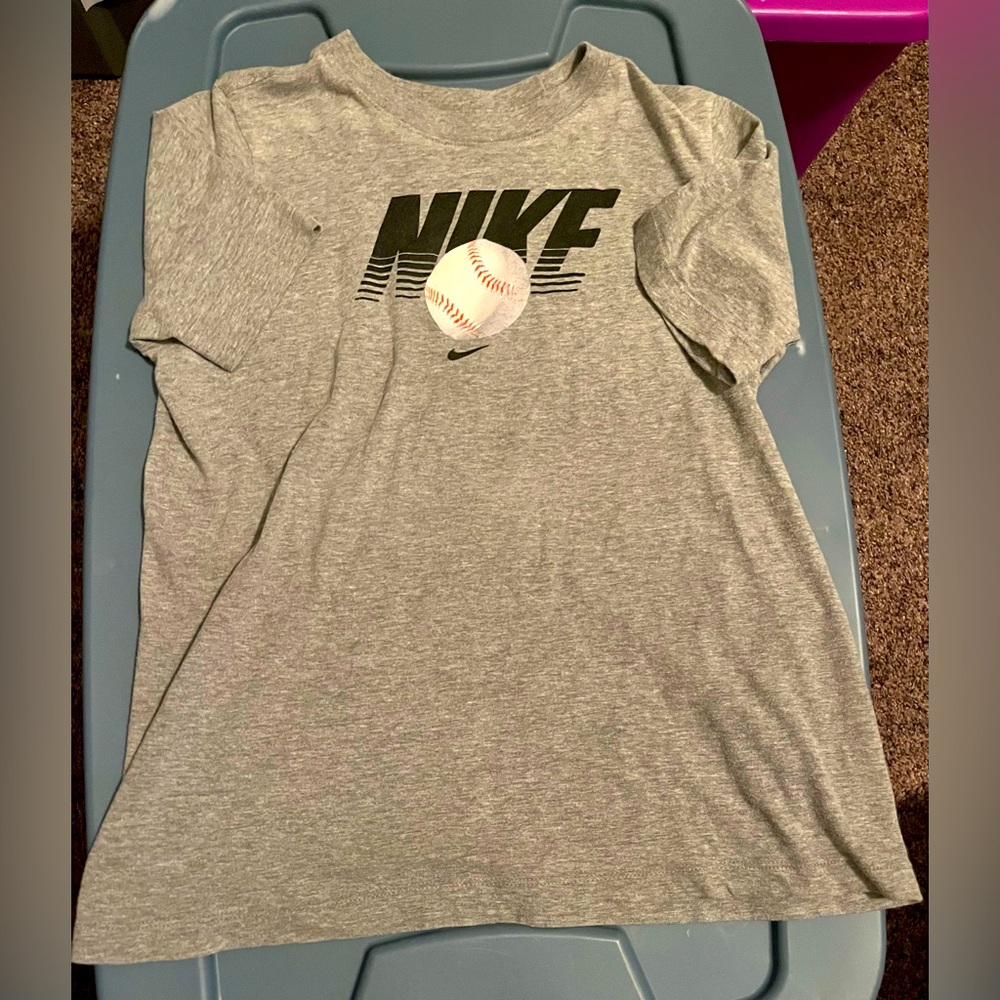 Nike boys size youth XL gray short sleeve shirt.